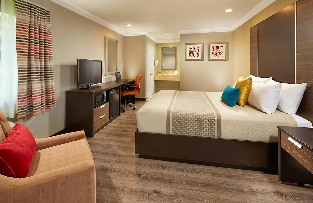 Eden Roc Inn & Suites Near The Maingate-1