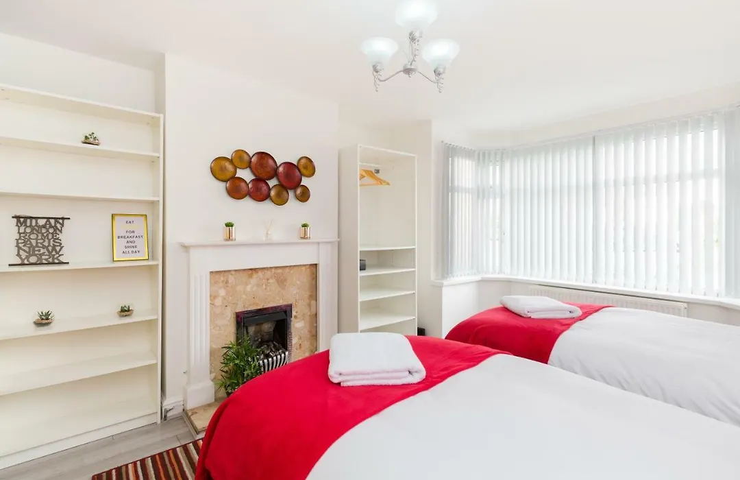 Hs2 Contractors And Long Stays For Insurance And Relocations - 4 Bedroom House With 7 Beds-2 Bathrooms & Drive-1