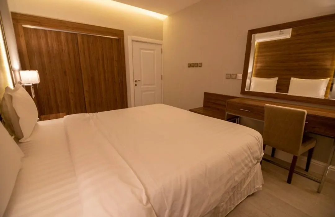 قولدن سكوير طريق الرياض Golden Square Riyadh Road-1