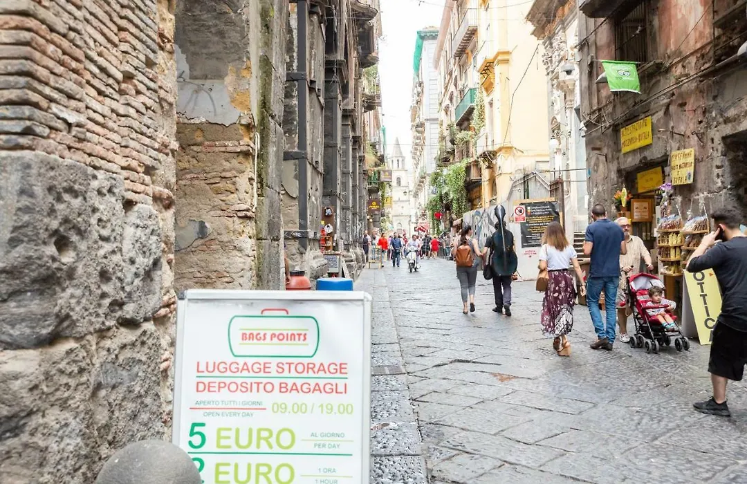 Vecchia Napoli - Tribunali-1