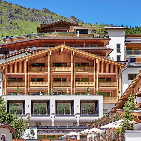 Hotel Berghof Crystal Spa & Sports-2