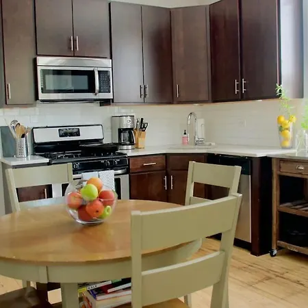 Sunny, Spacious, 3Br 1Ba Davlin Inn Chicago-3