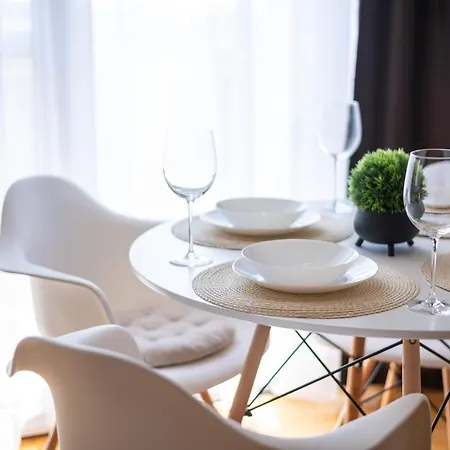 Business And Travel Lounge With Private Parking-2