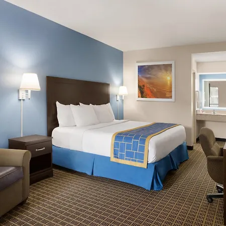 Days Inn & Suites By Wyndham Savannah Midtown-2