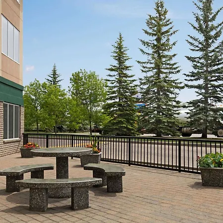 Super 8 By Wyndham Calgary Shawnessy Area-2