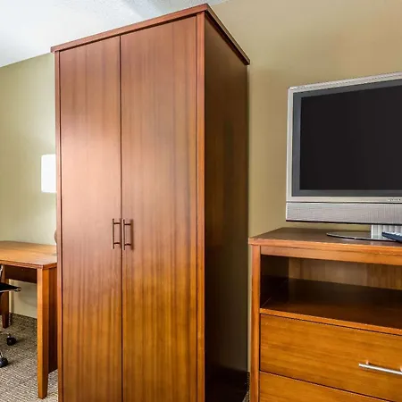 Comfort Inn & Suites Airport-American Way-2