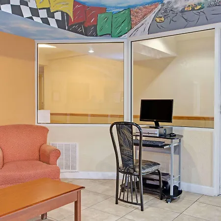 Super 8 By Wyndham Daytona Beach-3