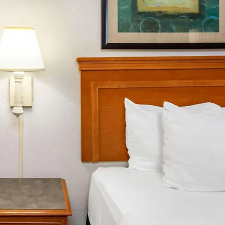 La Quinta Inn By Wyndham El Paso West-3