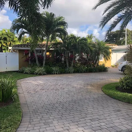 Private Bedroom & Den Suite With Shared Pool & Tropical Garden-2