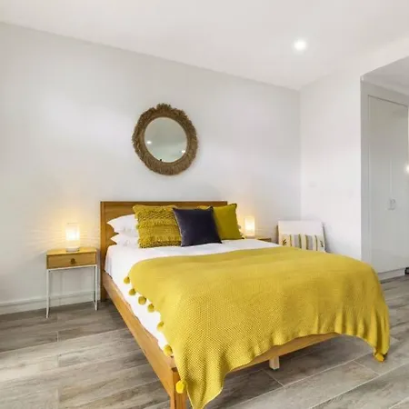 Bay-Facing Studio On Port Melbourne Beach-2