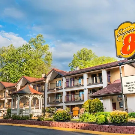Super 8 By Wyndham Downtown Gatlinburg At Convention Center-3