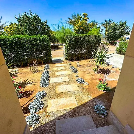 Luxury 3 Bedrooms Town House-2