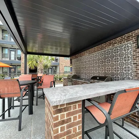 7 Min From Iah Business-Ready Condo W Pool & Wifi-3