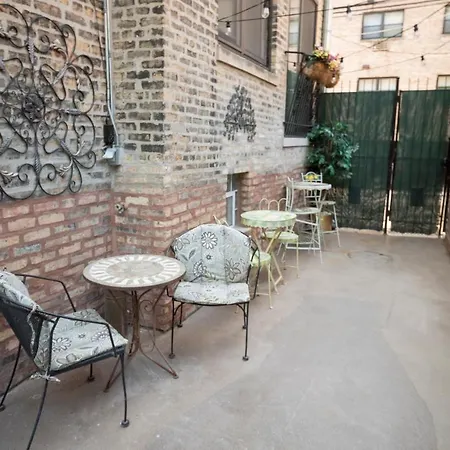 Club Salon Sleeps 10-20 Free Parking & Tv-2