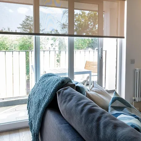 Cosy One Bedroom Apartments With Free Evening Parking-3