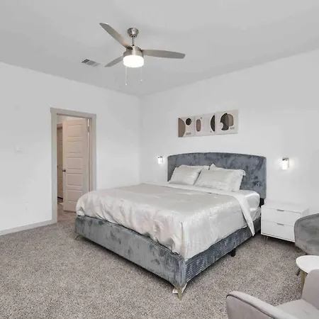 4Bedroom Escape - Near Med Center With Backyard-3