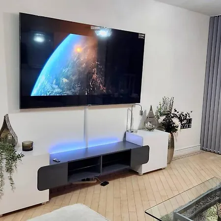 Stylish 2 Bed/Bath Apartment-2