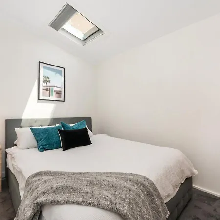 Walk To The Mcg & Aami Park - Free Late Checkout - Great Location & Backyard-3