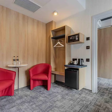 Iq Hotel-2