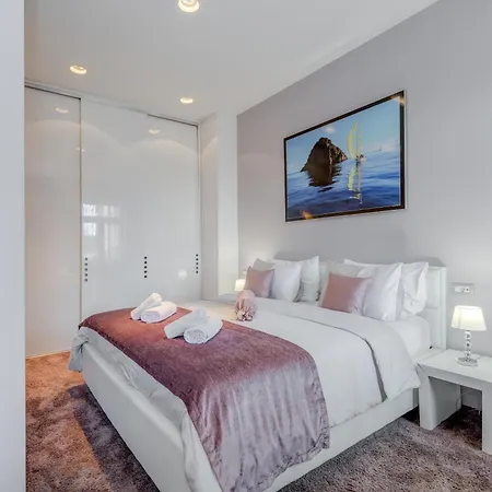 Starlight Luxury Rooms-3