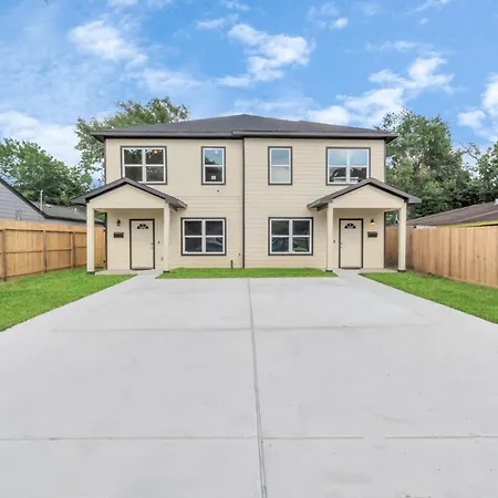2 Homes! Sleeps 18, Games, Gated Parking & More!-3