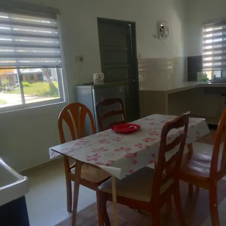 Chalet Rm50 Private Pool Homestay Aircond Rm100 Kakmah Hsnz Pantai Timur Guest House Kuala Terengganu-3