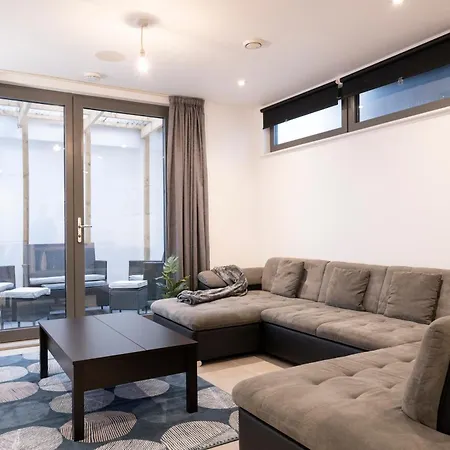 Newly Furnished Apt W/ Patios - Hampstead Heath-2