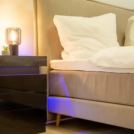 Massagesessel, King-Sized Bed, Billardtisch, 2 Couches-2