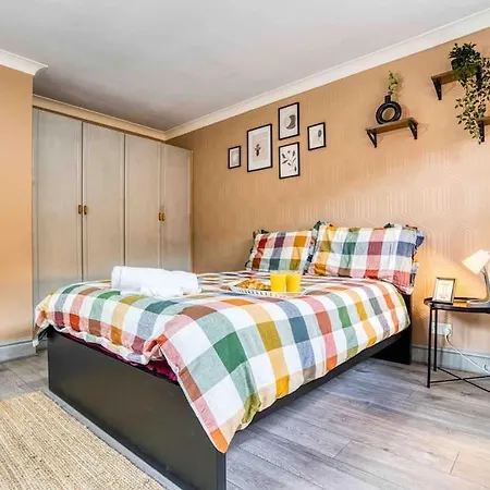 Spacious 3-Bed With Free Parking-3