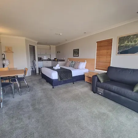 Hotel Lake Brunner-3