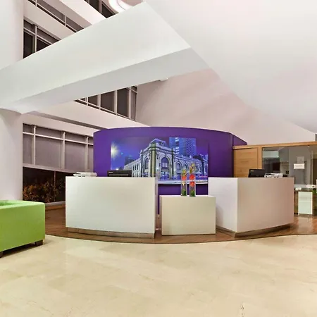 La Quinta By Wyndham Medellin-2