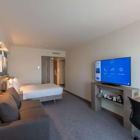 Hampton By Hilton Duesseldorf City Centre-3