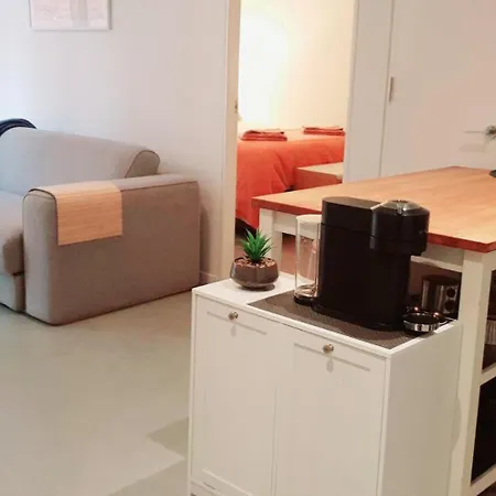 Cosy Beach Apartment With Free Secure Car Park-3
