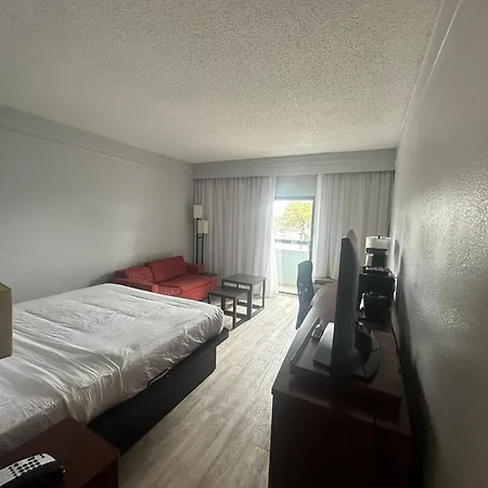 Super 8 By Wyndham Dallas Love Field Airport-3