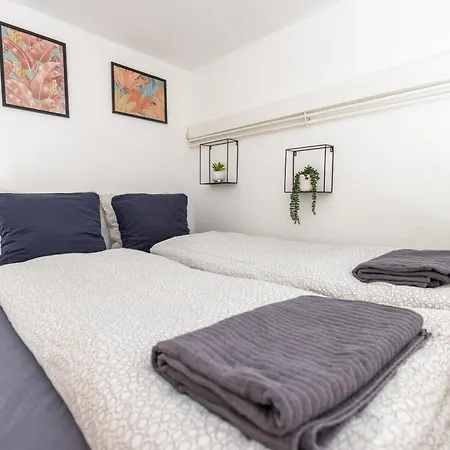 Gellerico Rooms At Deak Square-2