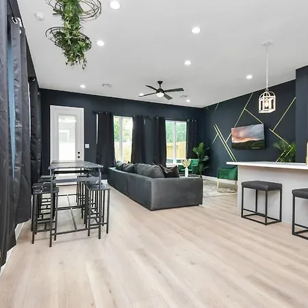 Stylish & Cozy - Hot Tub 4 Beds Near Downtown-2