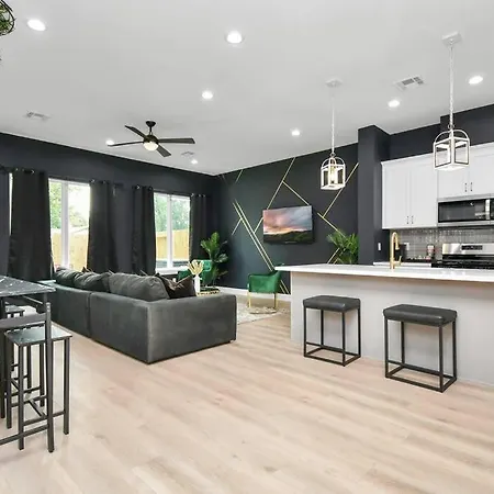 Stylish & Cozy - Hot Tub 4 Beds Near Downtown-3