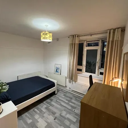 Aldgate East Rooms R2-2