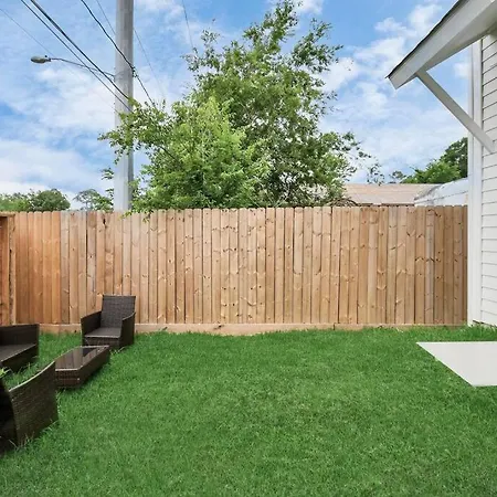 Stylish 4 Beds - Min To Downtown With Backyard-2