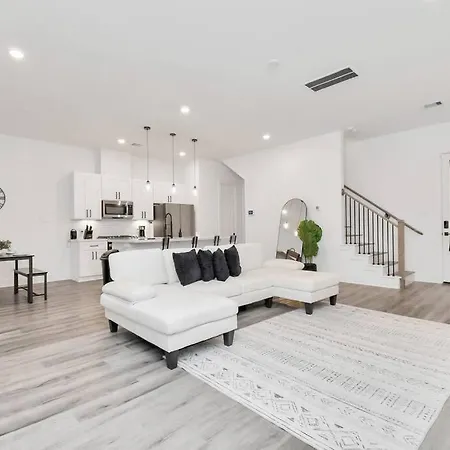 Stylish 4 Beds - Min To Downtown With Backyard-3