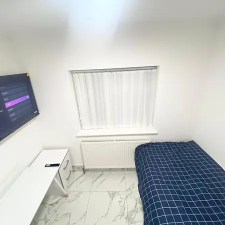 The Royal Boutique Regent Lodge By London , Sleep 8-2