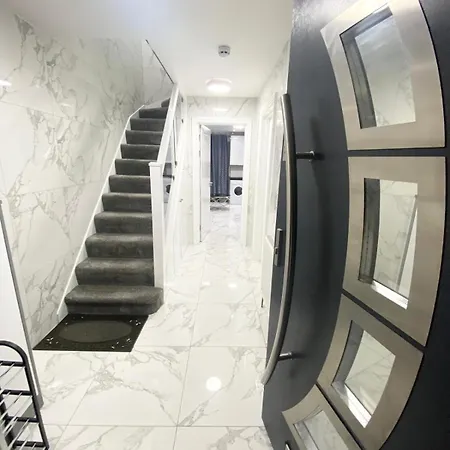The Royal Boutique Regent Lodge By London , Sleep 8-3