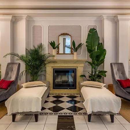 Queen'S Court Hotel & Residence-2