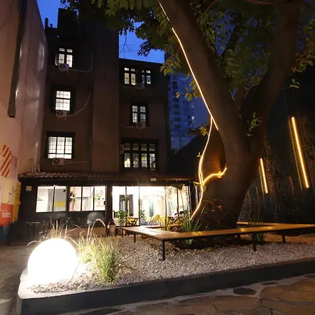 Play Hostel Garden-3