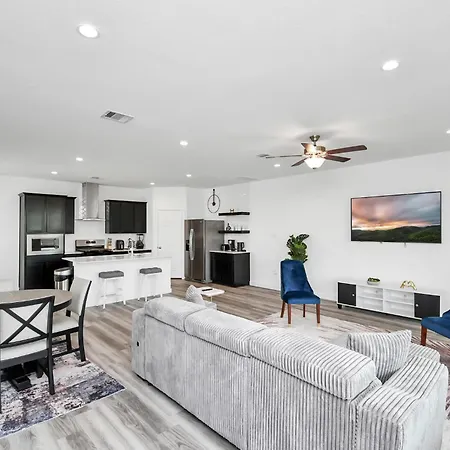 Lakeside 4 Bedroom With King Bed Near Downtown-3