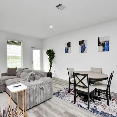 Lakeside 4 Bedroom With King Bed Near Downtown-2