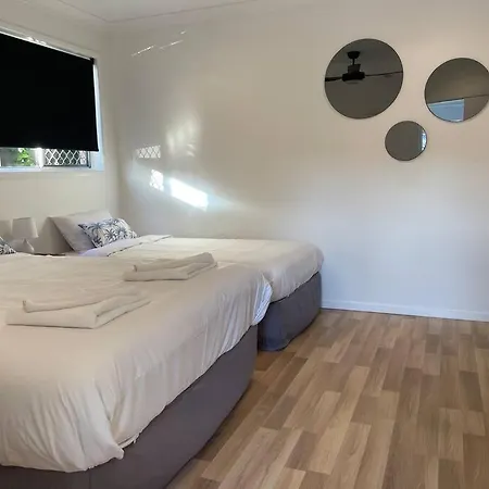 Miami'S Family Getaway Sleeps 10, Pool, Patio, Walk To North Burleigh Beach & Shops-3