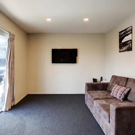 Ellerslie Palms Motel-3