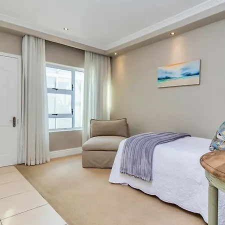 Hermanus Beachfront Lodge-3