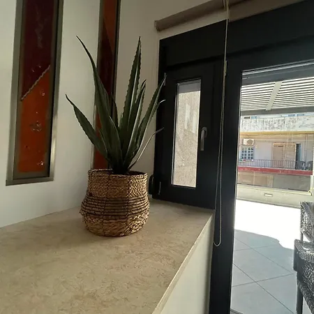 Ivory Style Maisonette Near Downtown-3